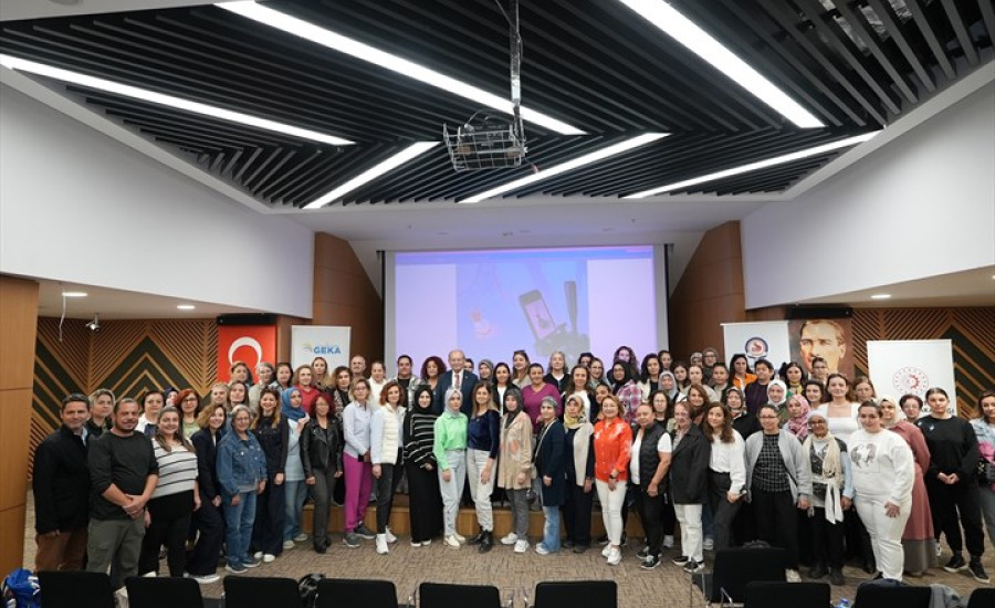 Denizli'de Kadın Girişimcilere E-Ticaret Eğitimi: Telefonla Ürün Fotoğrafçılığı