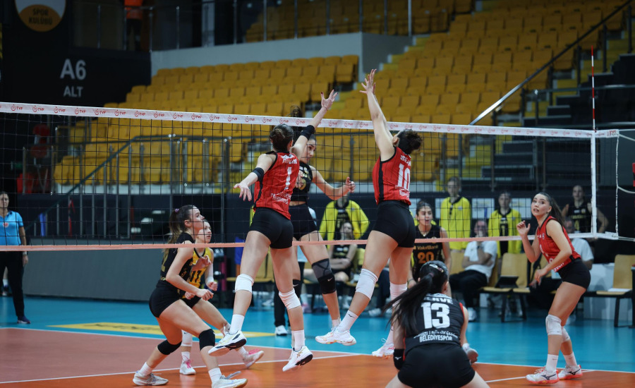 Denizli'nin Sultanları İstanbul'da Vakıfbank'ı 3-0'la Geçerek Zirve Hedefini Güçlendirdi