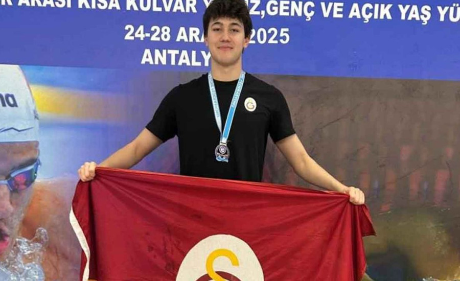 Denizlili Yüzücü Ahmet Mete Boylu, Antalya'da Üç Türkiye Rekoru Kırdı ve Takımını 19 Madalyayla Taçlandırdı